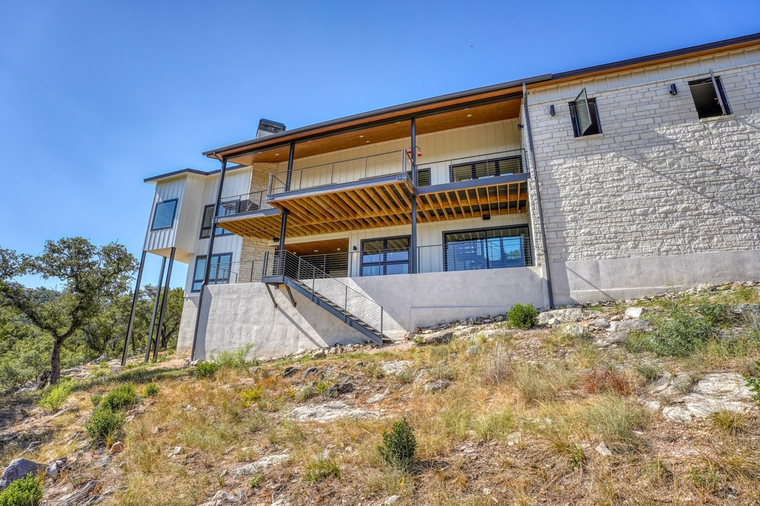 Contemporary Horseshoe Bay home with views of Lake LBJ — Grubbs Construction