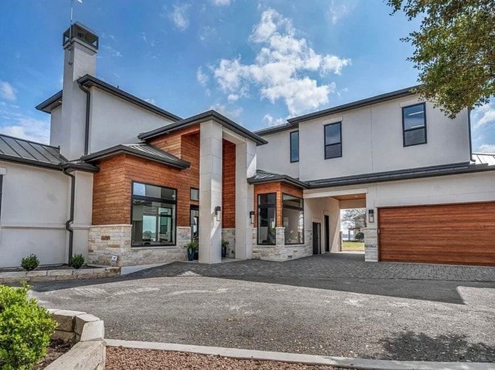 Modern Lake LBJ home built by Grubbs Construction